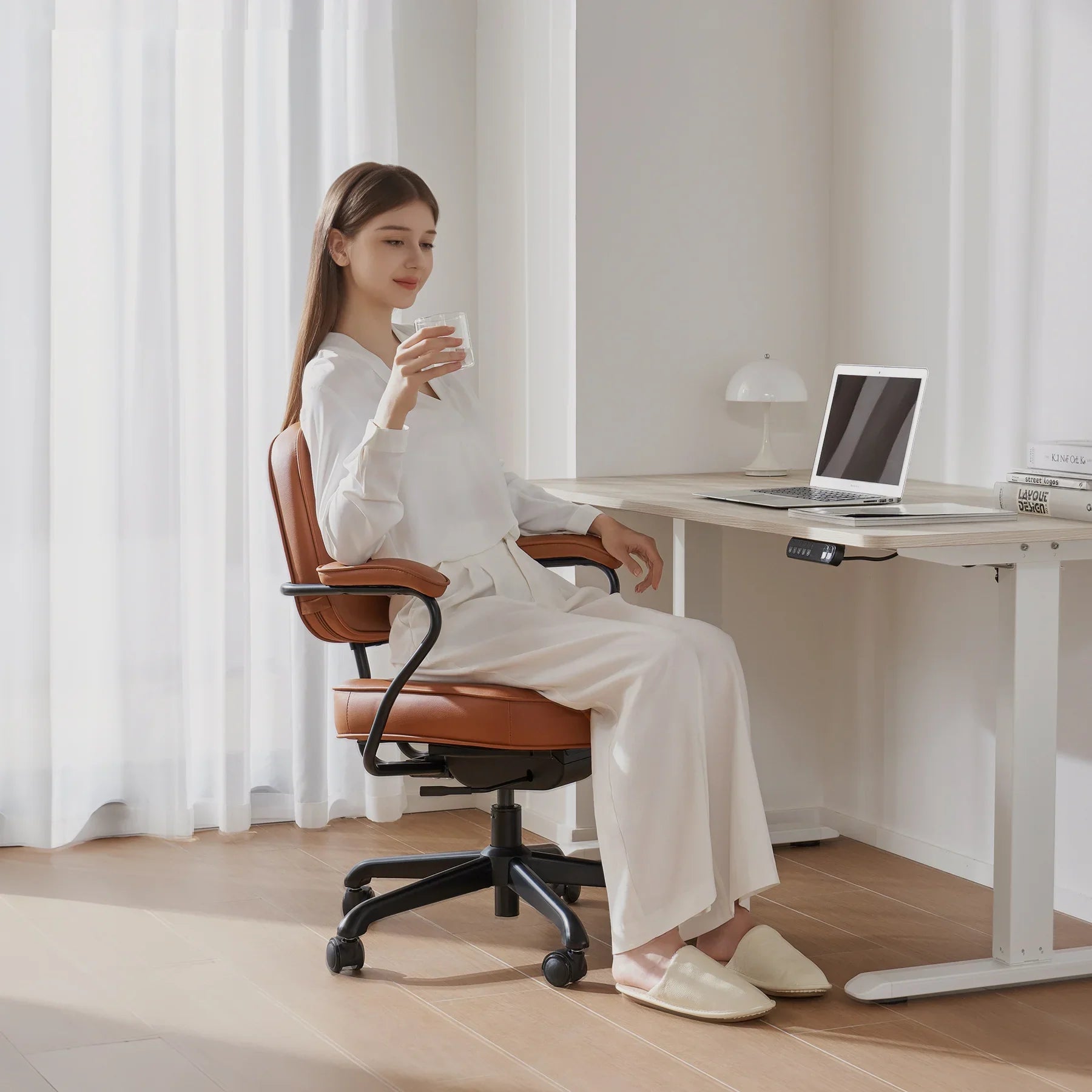 L3 Chaise en cuir de luxe de style mid-century