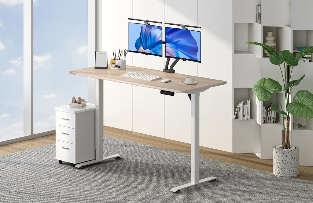 Bureau assis-debout moderne avec double écran et caisson de rangement, parfaitement adapté à un espace de travail ergonomique